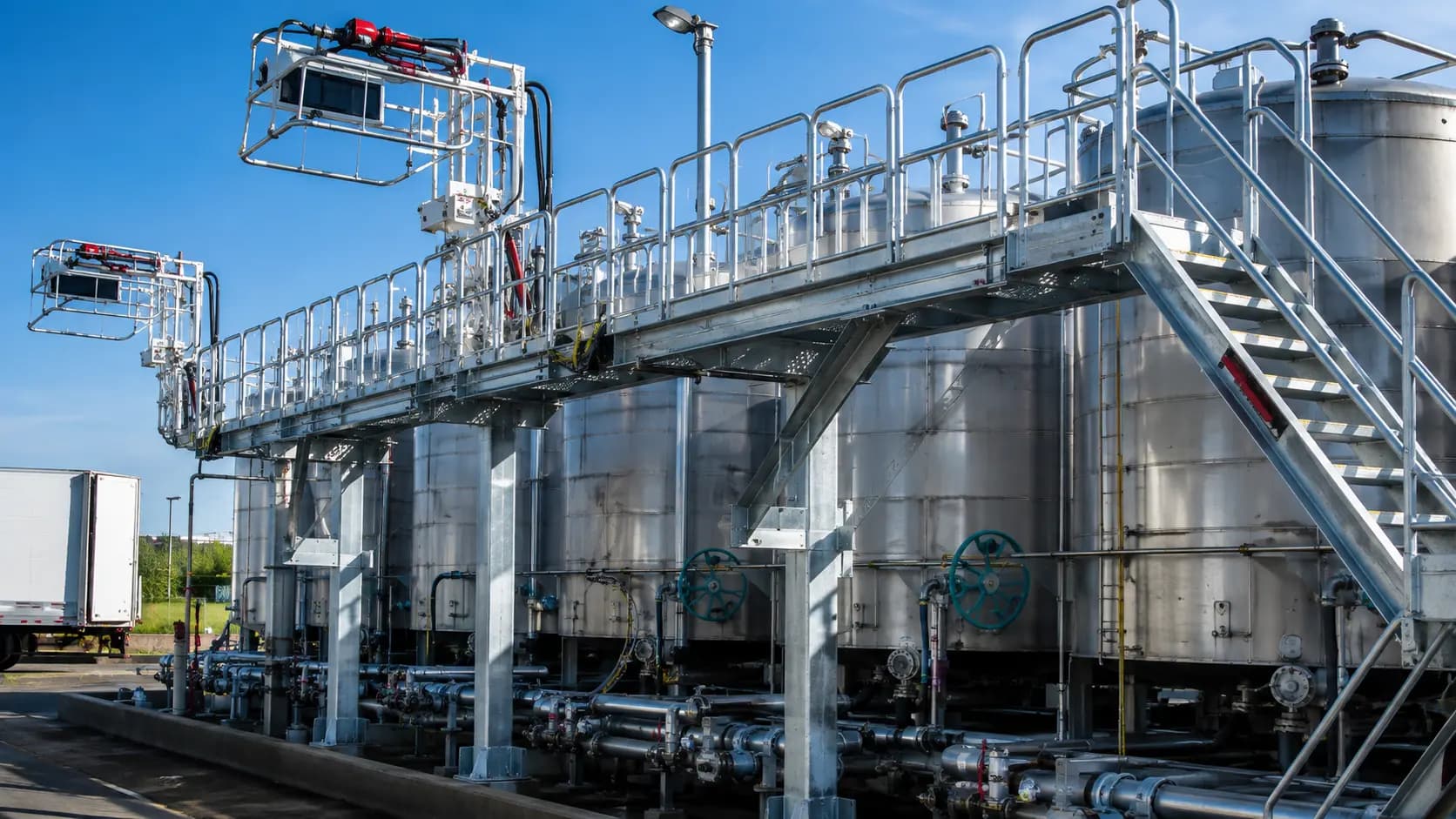 Access walkway system around storage tanks and process vessels at a plant