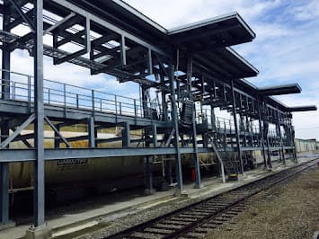 Elevated steel rail service platform structure over tracks