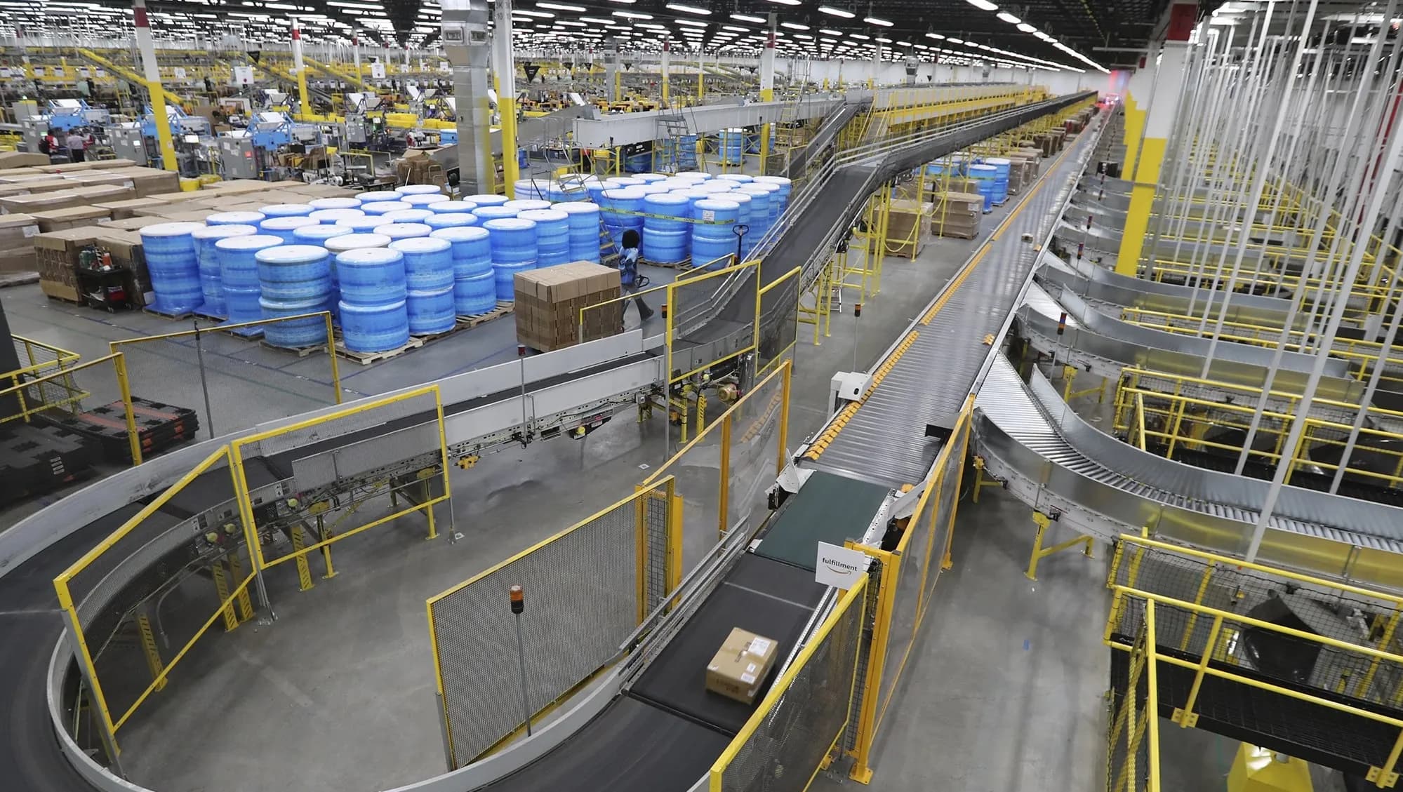 Overhead conveyor system in a distribution facility