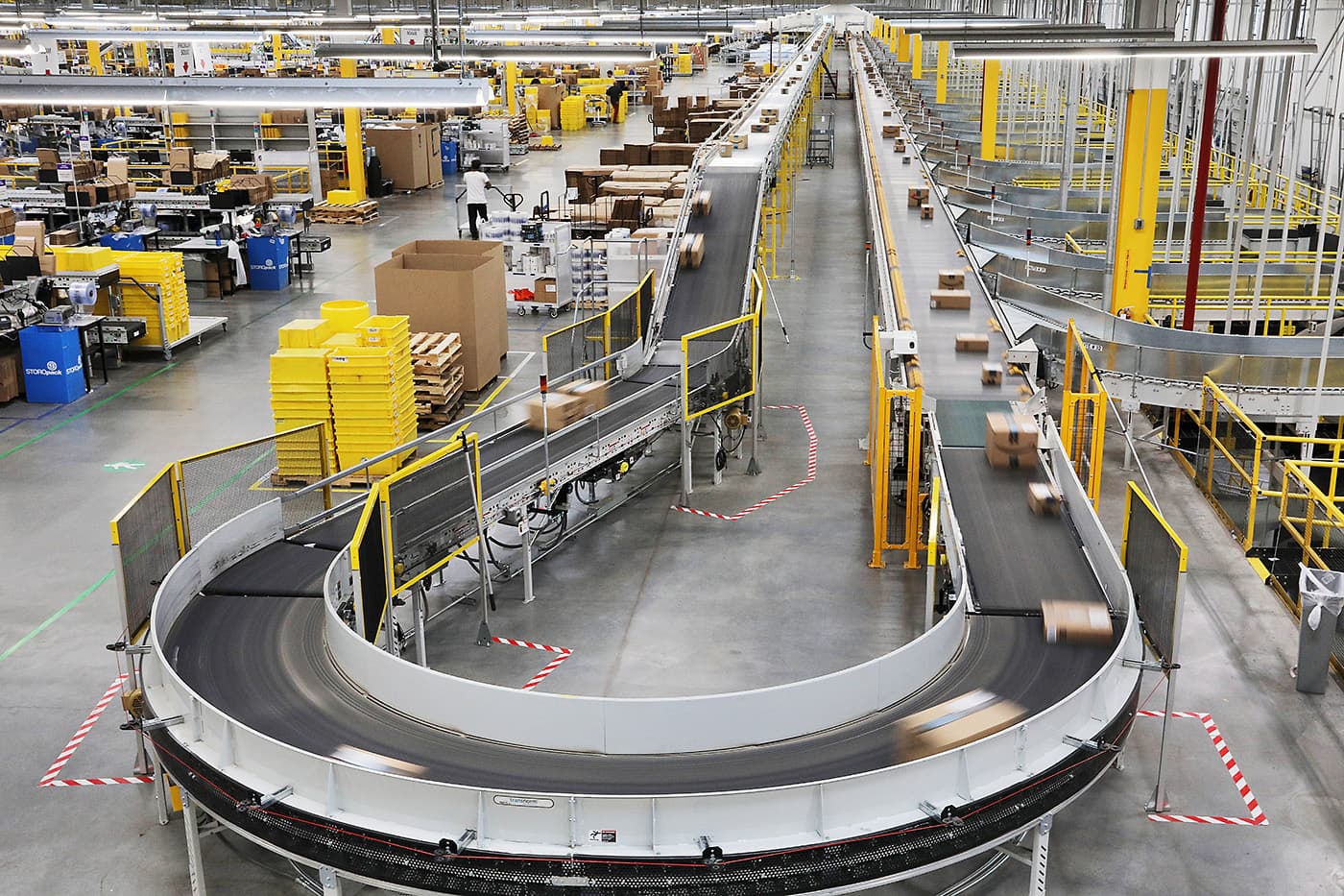 Powered roller conveyor curve in a distribution center